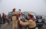 Cục Cảnh sát giao thông phát khẩu trang miễn phí phòng dịch virus Corona trên đường thủy